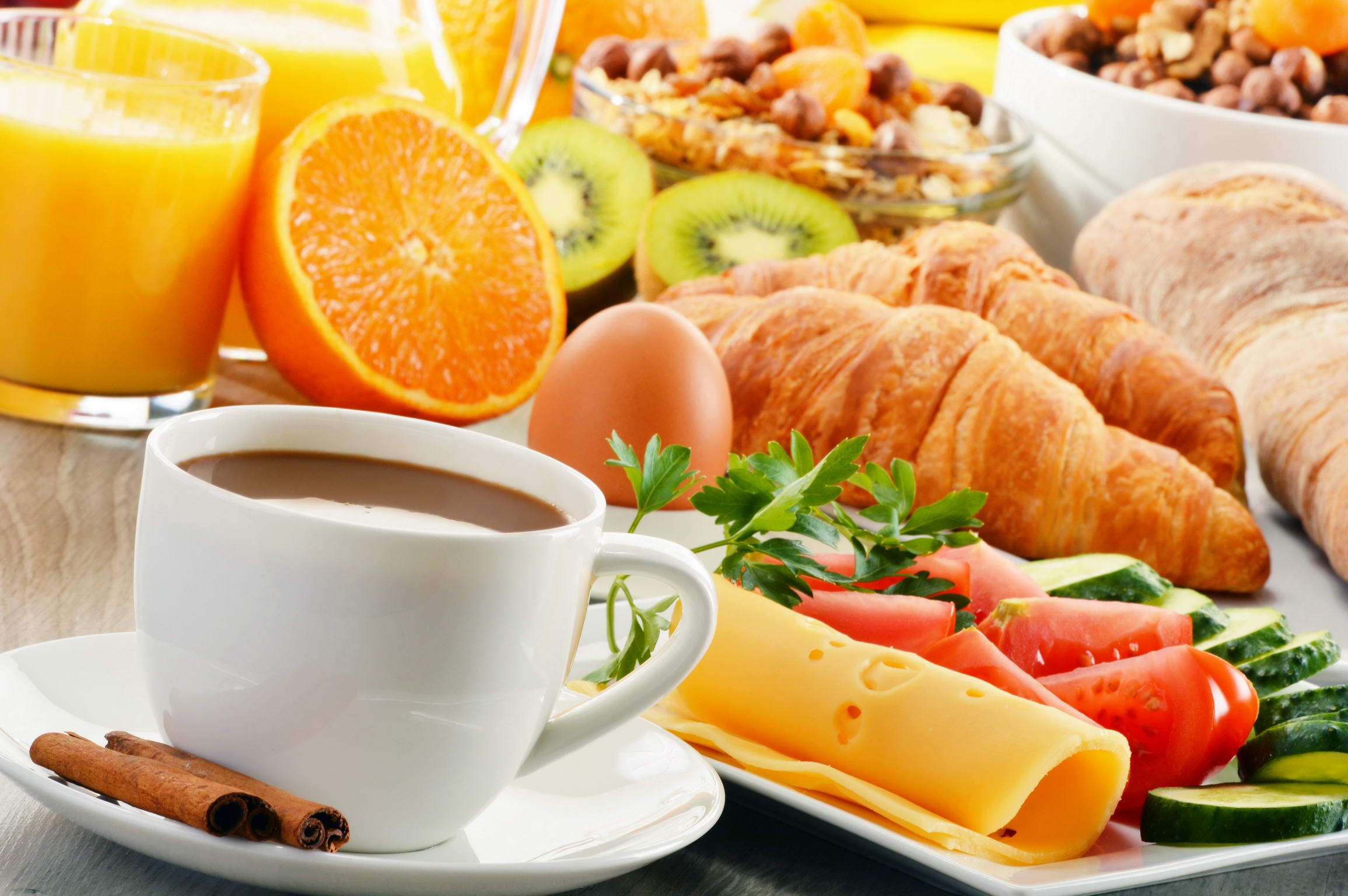 Frühstück mit Kaffee, Orangensaft, Brötchen, Eier &amp; Müsli – | Hotel ...